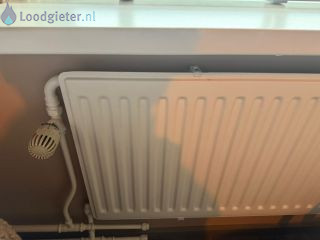 Loodgieter Radiator wordt niet warm Radiator wordt niet warm en andere is lek
