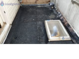 Loodgieter Lekkage plat dak Lekkage aan het plafond van de keuken.