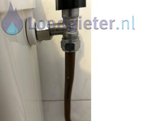 Loodgieter Lekkend hoekstopkraantje Hoekstopkraantje lekkage toilet