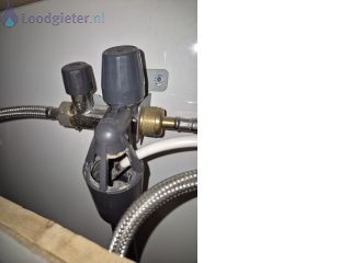 Loodgieter inlaatcombinatie Inlaatcombinatie met overdruk ventiel lekt