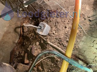 Loodgieter Loden leiding Lekkage loden waterleiding in de kruipruimte