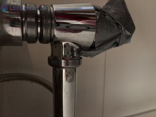 Loodgieter wastafel sifon vervangen Sifon vervangen + loszittende wc bril repareren