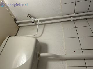 Loodgieter Stortbak wc vervangen Hooghangende stortbak vervangen voor laaghangend model